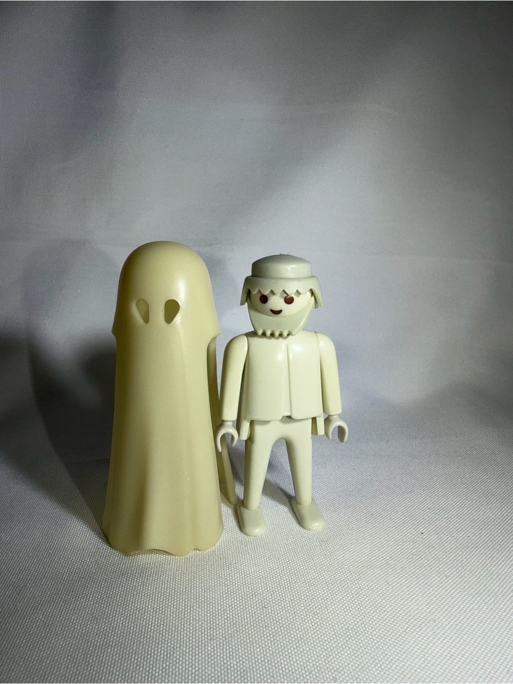 Cream Toy Ghost and Figure Playset - Neutral Cream Action Figures